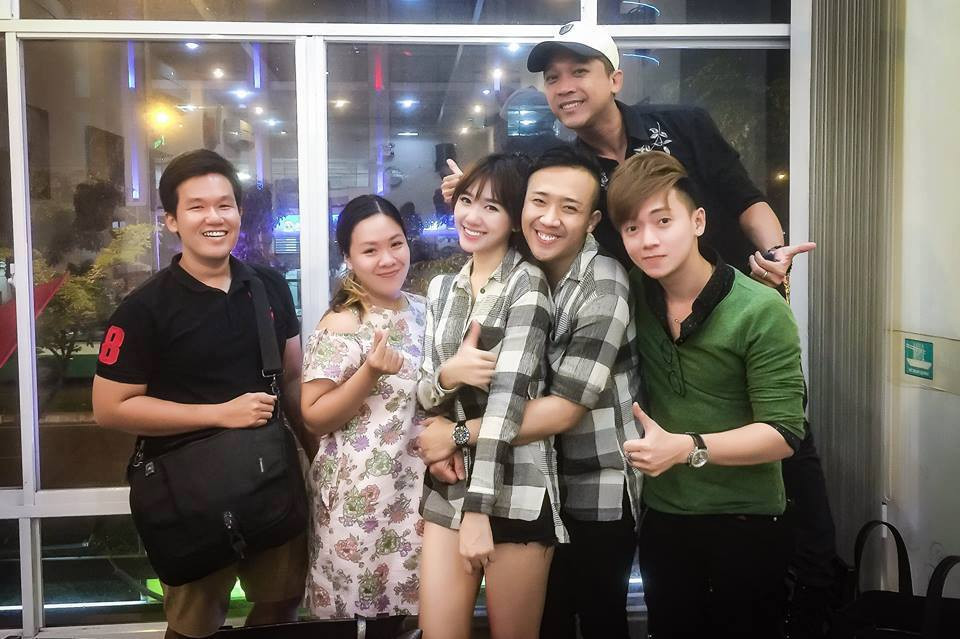 Cả hai cùng diện trang phục đồng điệu từ màu sắc đến thiết kế.