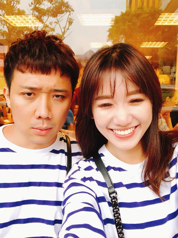 Việc diện áo đôi đi chơi là điều quá quen thuộc với cặp đôi này.