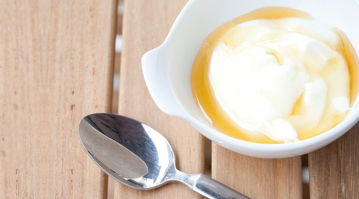 Mặt nạ dưỡng da trắng sáng: Trộn 2 muỗng cà phê nước chanh và 2 muỗng canh sữa chua. Thoa một lớp hỗn hợp này lên mặt và cổ. Rửa sạch sau 30 phút bằng nước lạnh.