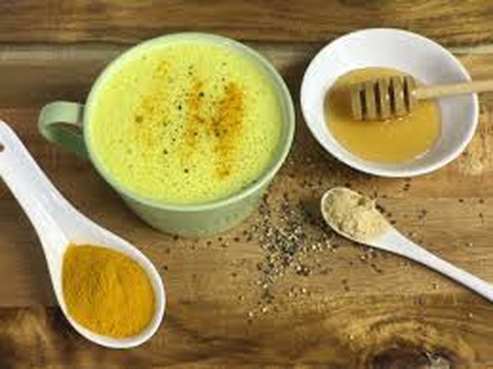 Da sáng khỏe nhờ sữa dừa và bột nghệ: Lấy 1 muỗng sữa dừa và 1 muỗng bột nghệ. Thoa lên khắp mặt và cổ rồi nhẹ nhàng massage theo chuyển động tròn vài phút. Rửa sạch sau 15 phút với nước lạnh.