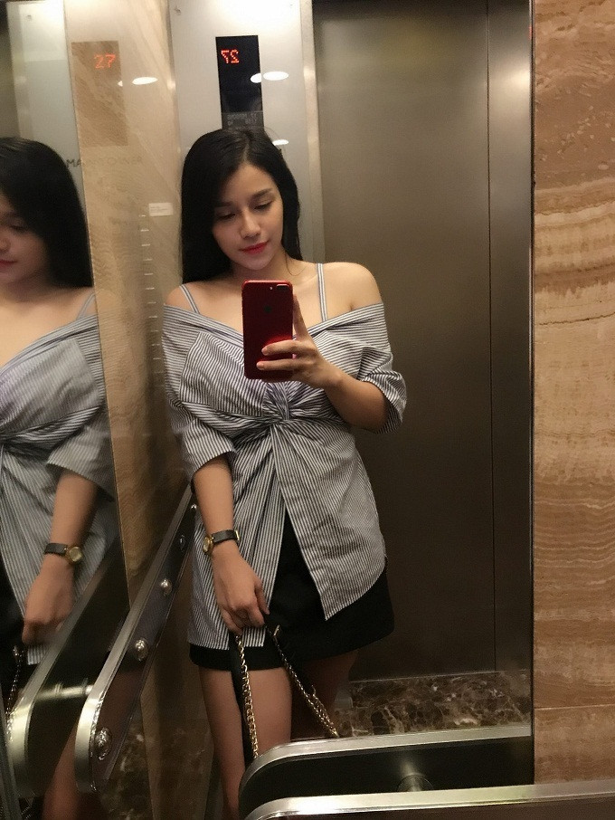 Khánh Linh diện áo sơ mi trễ vai vô cùng gợi cảm.