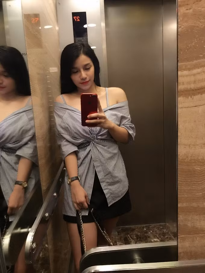 Khánh Linh diện áo sơ mi trễ vai vô cùng gợi cảm.