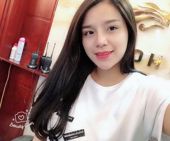 Không chỉ ăn mặc giản dị, cô nàng còn hay trang điểm nhẹ nhàng, tự nhiên. Nguồn ảnh: FBNV.