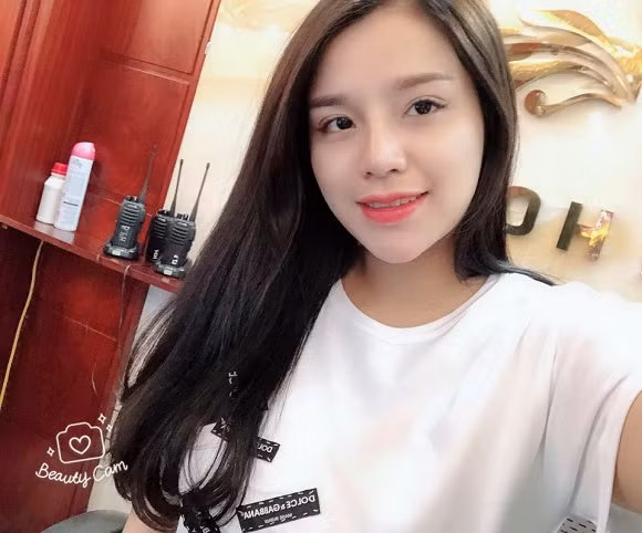 Không chỉ ăn mặc giản dị, cô nàng còn hay trang điểm nhẹ nhàng, tự nhiên. Nguồn ảnh: FBNV.