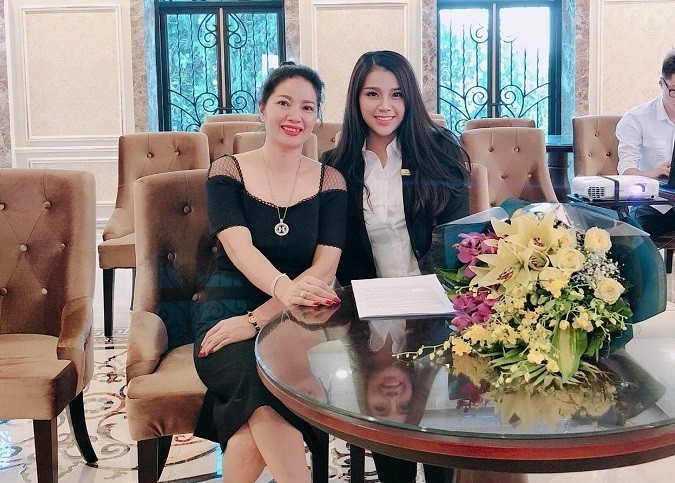 Là chủ một khách sạn ở Bắc Ninh nên Khánh Linh thường xuyên chọn cách ăn mặc chỉnh chu với áo sơ mi và vest.