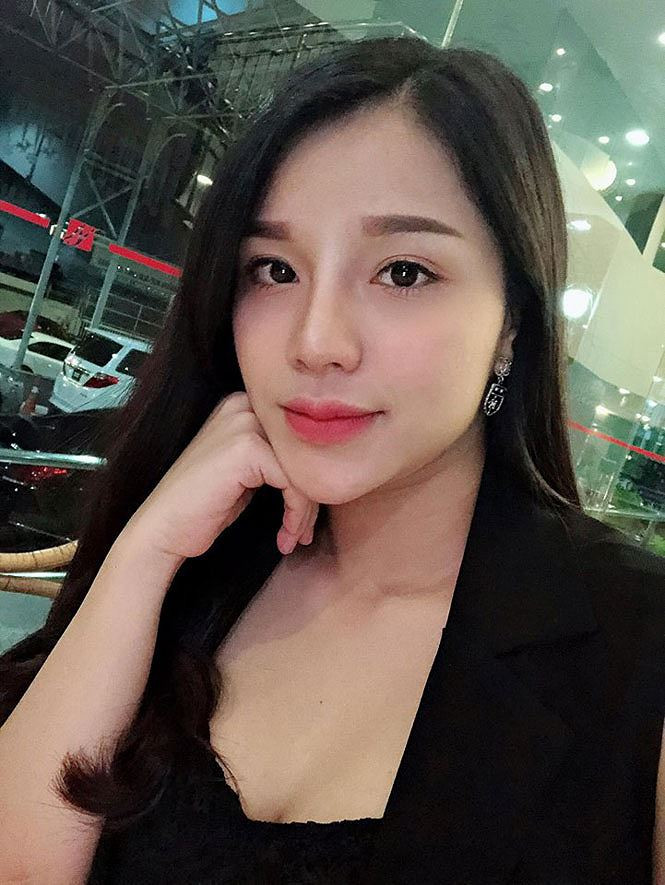 Cô thường xuyên mặc những trang phục tối màu nhưng vẫn có những điểm nhấn khoe lợi thế cơ thể.