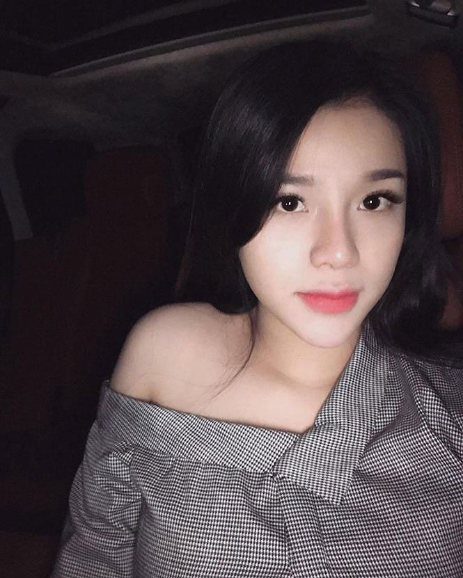 Sở hữu nước da trắng trẻo nên khi Khánh Linh mặc trang phục tối màu rất tôn da.