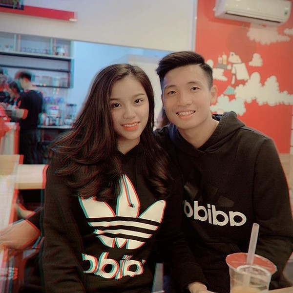 Cả hai cùng mặc áo đôi phong cách thể thao khỏe khoắn.