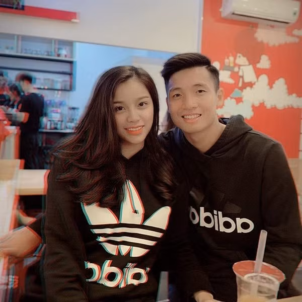 Cả hai cùng mặc áo đôi phong cách thể thao khỏe khoắn.