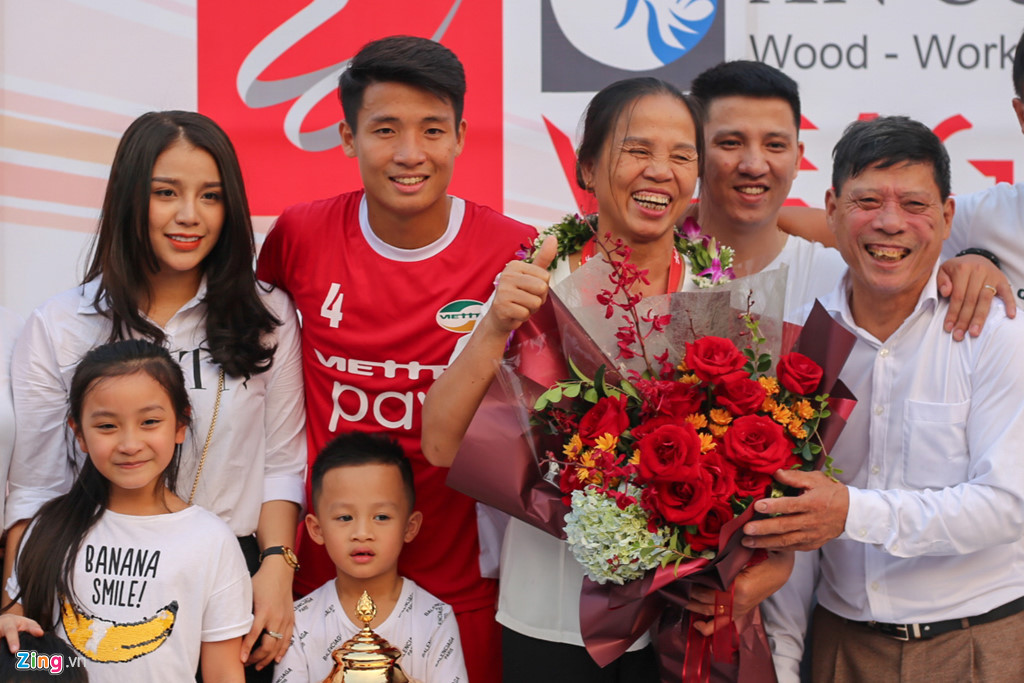 Khánh Linh thường xuyên đi xem và cổ vũ mỗi khi trung vệ Bùi Tiến Dũng thi đấu. Ảnh: Zing.