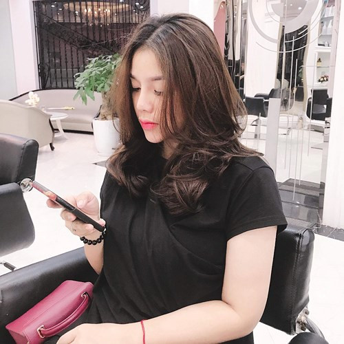 Đôi khi, cô chỉ mặc áo phông đen đơn giản.