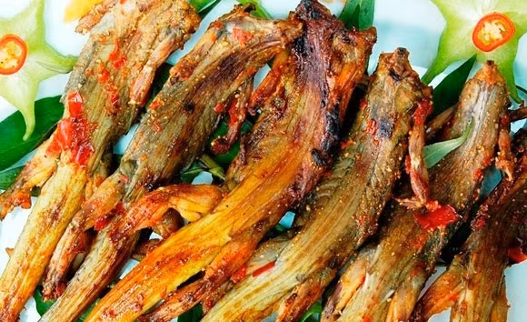 Dông là tên gọi của người dân địa phương về loài kỳ nhông - một loài động vật bò sát, sinh sống nhiều trong các cồn cát ở Mũi Né. Hình thù đáng sợ của con dông khiến không ít thực khách e ngại. Nhưng khi nếm thử, bạn sẽ cảm nhận mùi vị đậm đà, độc đáo của món đặc sản hấp dẫn này.