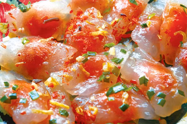 Bánh được luộc chín và tráng ít dầu để không bị dính. Khi cắn vào, miếng bánh dai dai, lộ ra bên trong là con tôm bọc thịt băm, chấm vào nước mắm chua ngọt nhẹ nhàng. Bánh quai vạc quen thuộc với người dân lao động và giới học sinh sinh viên ở Mũi Né mỗi khi tan học. 