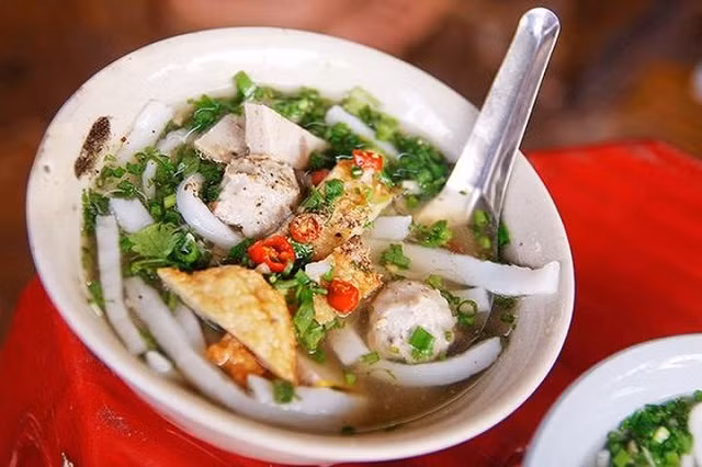 Miếng chả cá là linh hồn của bát bánh canh đơn sơ, thường gồm chả cá hấp và chả cá chiên, vị ngọt đậm, cay cay tê tê do băm chung với ớt tươi, khi cắn sẽ hơi dai dai. Nước lèo được ninh từ nhiều loại cá đánh bắt tươi sống ở vùng biển Mũi Né. Tất cả hoàn hảo, tạo thành tô bánh canh "ăn tới đâu, nhớ đời tới đó".