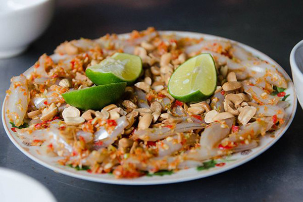 Cá được thái lát, rút xương, ngâm đá. Khi ăn bỏ thêm chút chanh để khiến miếng cá hơi tai tái, thêm các loại rau sống như rau rắm, húng, hành tây, chuối xanh, khế, tỏi ớt, lạc rang... Bạn có thể ăn kèm bánh tráng. Hương vị của miếng cá mai ngọt quyện với các gia vị ăn kèm khiến nhiều người phải trầm trồ.