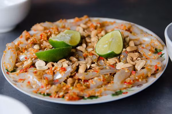 Cá được thái lát, rút xương, ngâm đá. Khi ăn bỏ thêm chút chanh để khiến miếng cá hơi tai tái, thêm các loại rau sống như rau rắm, húng, hành tây, chuối xanh, khế, tỏi ớt, lạc rang... Bạn có thể ăn kèm bánh tráng. Hương vị của miếng cá mai ngọt quyện với các gia vị ăn kèm khiến nhiều người phải trầm trồ.