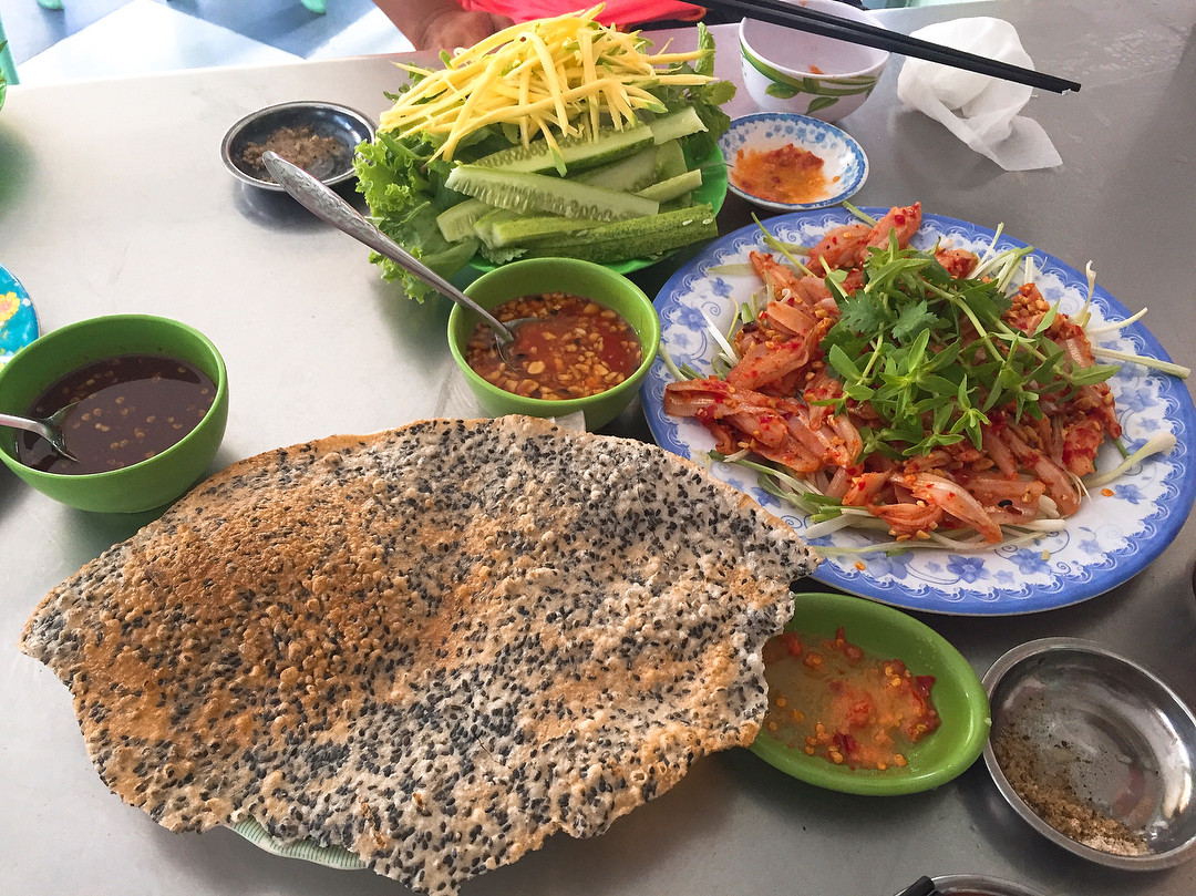 Gỏi cá mai: Vốn là một làng chài nên Mũi Né có rất nhiều món gỏi hải sản ngon. Tất cả đều được đánh bắt và làm ngay trong ngày, chỉ sau vài tiếng nên hương vị đặc biệt hơn hẳn các món sử dụng đồ đông lạnh ở thành phố. Bên cạnh món gỏi ốc giác, du khách nên thử qua món gỏi cá mai đặc trưng vùng Phan Thiết.