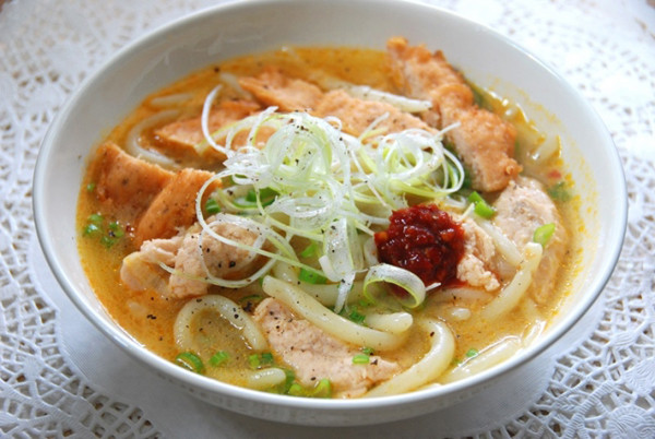 Bánh canh chả cá ở Phan Thiết nói chung và Mũi Né nói riêng đều khác so với bánh canh ở nhiều nơi. Thay vì sợi bánh trong suốt thì ở đây, người ta sử dụng loại bánh canh trắng đục như sợi bún bò Huế.