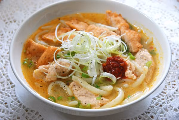 Bánh canh chả cá ở Phan Thiết nói chung và Mũi Né nói riêng đều khác so với bánh canh ở nhiều nơi. Thay vì sợi bánh trong suốt thì ở đây, người ta sử dụng loại bánh canh trắng đục như sợi bún bò Huế.