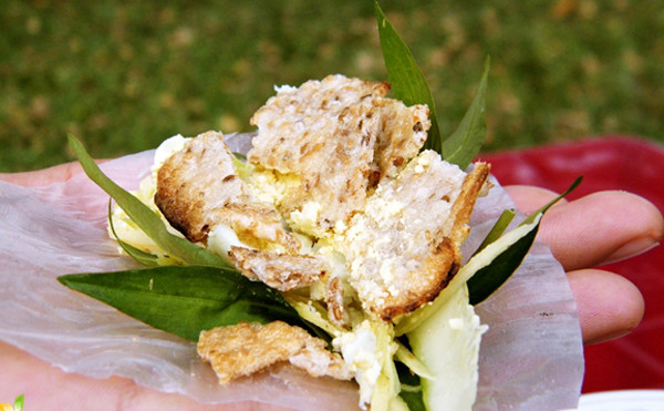 Bánh tráng chấm mắm ruốc là món ăn quen thuộc của bất kỳ người con nào khi đi xa Phan Thiết, Bình Thuận. Món ăn giản dị của người nghèo nhưng lại mang theo nhiều nhung nhớ, khiến ít ai đi xa có thể quên được. 