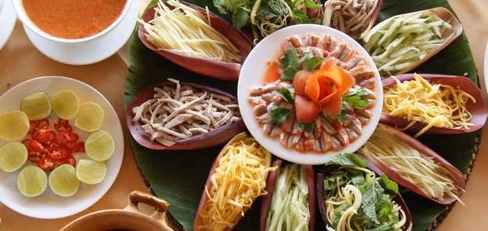 Các món ăn vùng biển thường ghi điểm bởi phần nước dùng làm từ các loại cá tươi, thêm vào đó, người ta cho thêm mía, dứa, khế, ớt để đầy đủ các vị ngọt, chua, cay hài hòa. Sau này, các nhà hàng đưa món bún thả vào thực đơn, phát triển thành món lẩu thả độc đáo, rất khác biệt so với các món lẩu của miền Nam. Món ăn có phần giống với bún thang Hà Nội nhưng nguyên liệu đặc trưng của vùng biển.