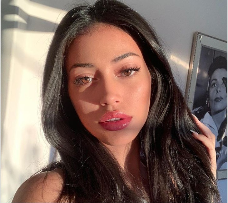 Cindy Kimberly sở hữu cặp mắt long lanh to tròn như búp bê.