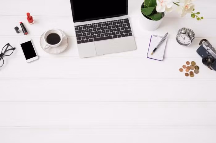 Sắp xếp bàn làm việc gọn gàng, ngăn nắp cũng là thói quen tốt giúp bạn bắt đầu ngày mới tươi vui và hiệu quả hơn. Ảnh: Shutterstock.