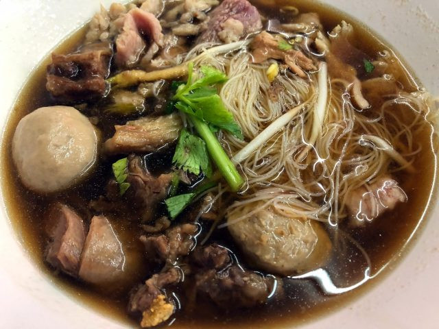 Hương vị nước dùng thật sự rất tinh tế và ngon ngọt ngoài mong đợi. Phần thịt bò thì do được đun rất kỹ nên khi cho vào miệng, thịt bò như tan chảy ra ngay và mang đến độ ngon ngọt không thể tả.