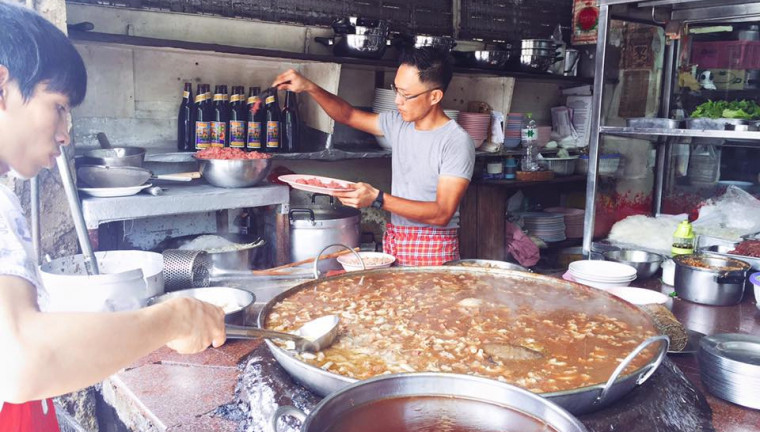 Quán ăn Wattana Panich chỉ mở cửa trong khoảng từ 10 giờ sáng đến 8 giờ tối nên nếu đi du lịch Thái Lan và muốn thưởng thức món mì gia truyền ở đây thì bạn nhớ tranh thủ đến quán trong khung giờ trên.