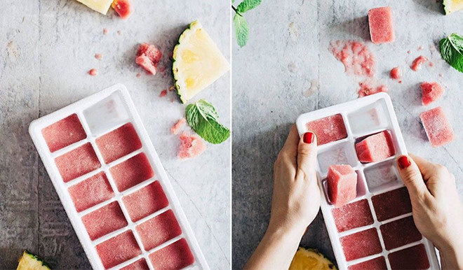 Rửa sạch cà chua rồi ép lấy nước, trộn với 1 tinh dầu vitamin E rồi cho vào khay đá lạnh. Làm sạch da mặt, dùng khăn mỏng bọc viên đá rồi lăn đều lên vùng da, chườm nhẹ nhàng để dưỡng chất thấm đều lên da và se khít lỗ chân lông.