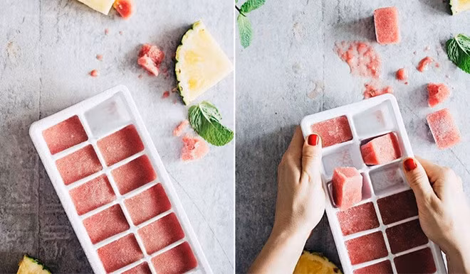 Rửa sạch cà chua rồi ép lấy nước, trộn với 1 tinh dầu vitamin E rồi cho vào khay đá lạnh. Làm sạch da mặt, dùng khăn mỏng bọc viên đá rồi lăn đều lên vùng da, chườm nhẹ nhàng để dưỡng chất thấm đều lên da và se khít lỗ chân lông.