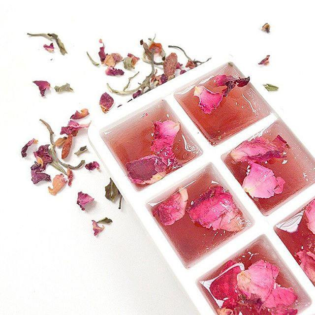 Thay vì dùng nước hoa hồng rửa mặt mỗi ngày bạn có thể biến tấu nó thành những viên đá mát lạnh bằng cách cho chúng vào khay đá và làm lạnh rồi dùng lăn mặt hàng ngày. Đá viên nước hoa hồng sẽ giúp cho da mặt được mềm mại, căng mịn, se khít lỗ chân lông và tươi mới hơn. Ảnh: Intenet.