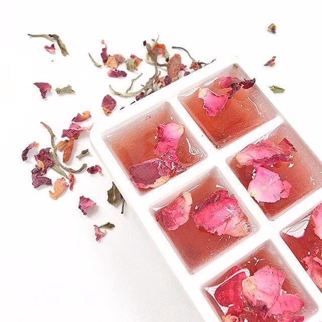 Thay vì dùng nước hoa hồng rửa mặt mỗi ngày bạn có thể biến tấu nó thành những viên đá mát lạnh bằng cách cho chúng vào khay đá và làm lạnh rồi dùng lăn mặt hàng ngày. Đá viên nước hoa hồng sẽ giúp cho da mặt được mềm mại, căng mịn, se khít lỗ chân lông và tươi mới hơn. Ảnh: Intenet.