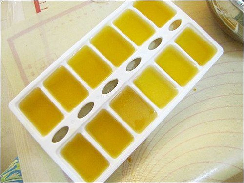 Cách làm: Trà xanh hãm lấy nước, cho thêm 2 muỗng mật ong nguyên chất vào rồi khuấy đều lên, sau đó cho hỗn hợp vào khay đá rồi cho vào ngăn đông tủ lạnh. Với mặt nạ từ đá viên trà xanh mật ong, bạn làm sạch da mặt, rồi dùng khăn mềm bọc đá lại, lăn nhẹ lên da cho đến khi đá tan, cuối cùng rửa mặt lần nữa với nước rồi thực hiện các bước dưỡng da tiếp theo.