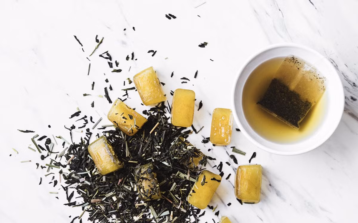 Trị thâm và ngăn ngừa mụn với đá viên trà xanh mật ong: Sự kết hợp của mật ong và trà xanh có khả năng kháng viêm, trị mụn thâm cực kì hiệu quả. Trong mật ong có chất kháng khuẩn, làm sạch, giữ cho lỗ chân lông luôn thông thoáng và sạch sẽ. Còn trong trà xanh có khả năng chống oxy hóa, làm dịu da, giúp mờ thâm, bảo vệ da dưới ánh nắng mặt trời.