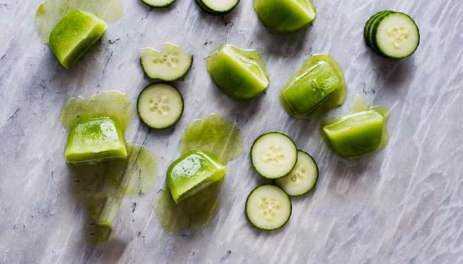 Đá viên táo và dưa leo giúp trắng da: Dưa leo chứa hàm lượng vitamin e, khoáng chất cấp ẩm cho làn da, táo giúp mờ thâm nám trên da hiệu quả. Nước ép táo và dưa leo khi để đông lạnh không chỉ thu hẹp lỗ chân lông mà còn giúp da mịn màng, giảm thâm nám.