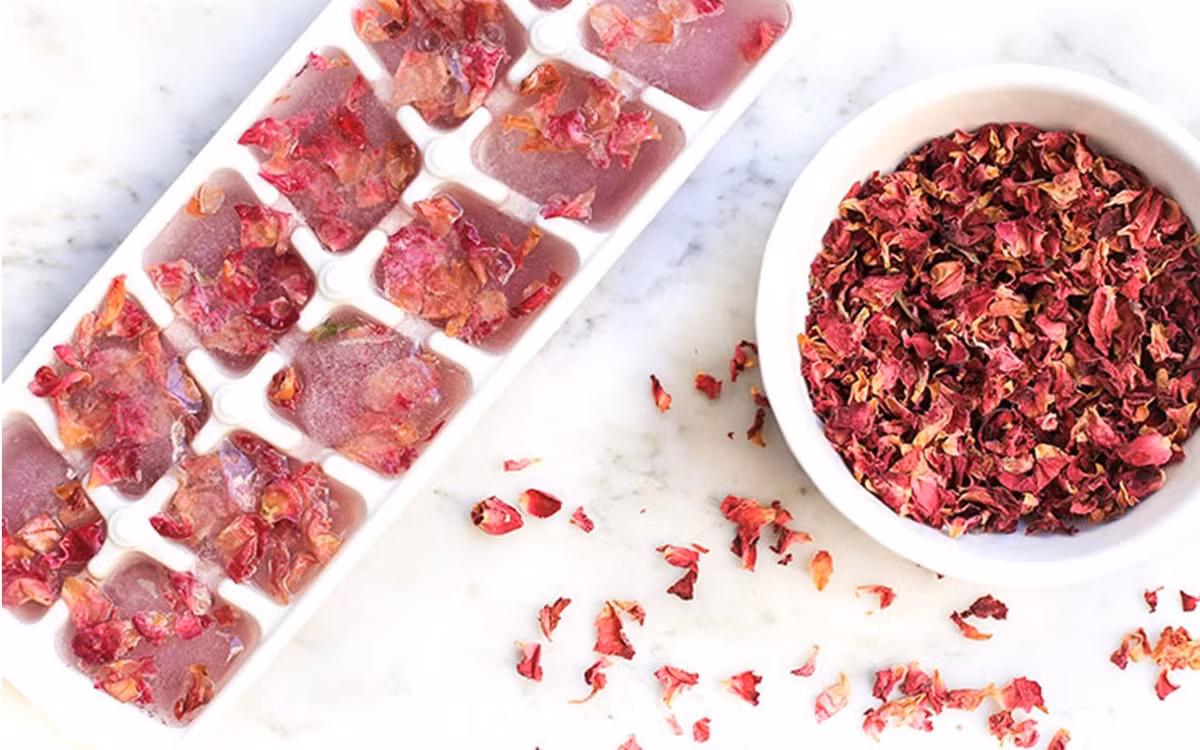 Thu nhỏ lỗ chân lông với đá viên nước hoa hồng: Đá viên sẽ giúp bạn làm dịu da, thư giãn và góp phần làm giảm bọng mắt. Ngoài công dụng của nước hoa hồng, đá viên nước hoa hồng thu nhỏ lỗ chân lông một cách nhanh chóng, trả lại làn da tươi mát và căng mướt.