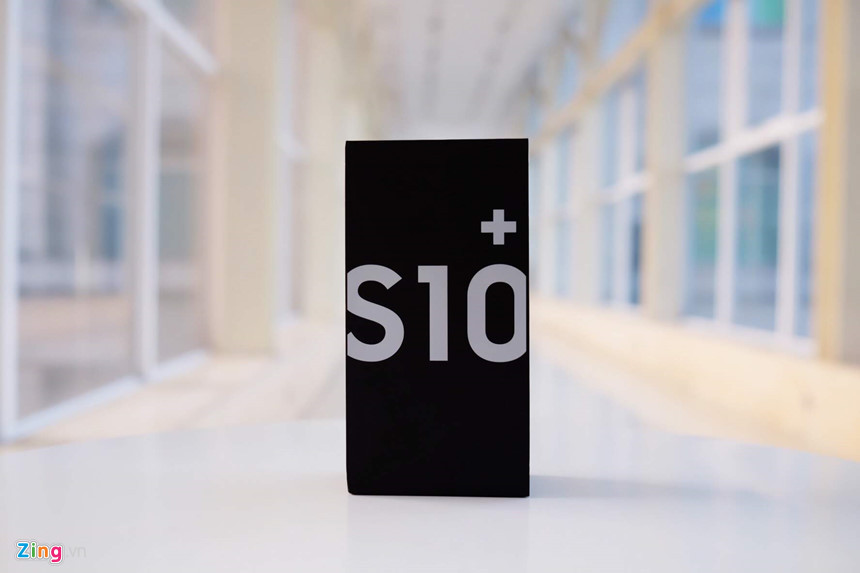 Sau một tuần được ra mắt tại sự kiện Unpacked 2019, Samsung đã giới thiệu bộ 3 điện thoại Galaxy S10, S10+ và S10e tại Việt Nam với mức giá từ 16-23 triệu đồng. Hộp của Galaxy S10+ được làm nhỏ gọn với tên máy màu trắng trên nền đen nhám.