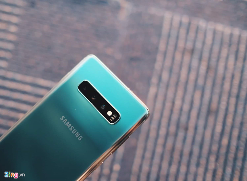 Ở mặt sau, máy có hệ thống 3 camera, trong đó một camera góc rộng (77 độ) có độ phân giải 12 MP, khẩu độ f/1.5-F/2.4, một camera telephoto (45 độ) 12 MP khẩu độ f/1.4 và một camera góc siêu rộng (123 độ) 16 MP khẩu độ f/2.2.