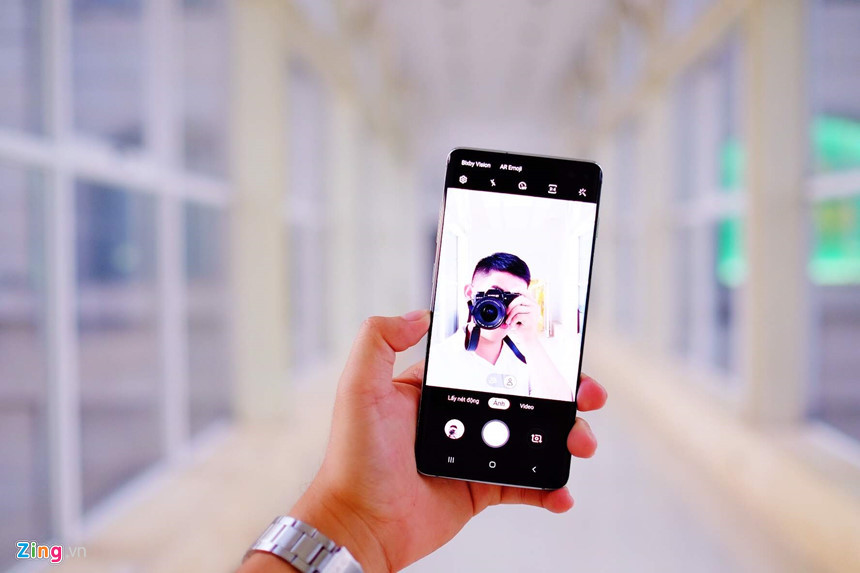 Máy sở hữu camera selfie kép với độ phân giải 10 MP, khẩu độ f/1.9, góc rộng 80 độ, trong khi camera thứ 2 dùng để đo độ sâu trường ảnh, độ phân giải 8 MP. Camera selfie này được tích hợp chế độ chụp xóa phông, góc rộng và làm đẹp.