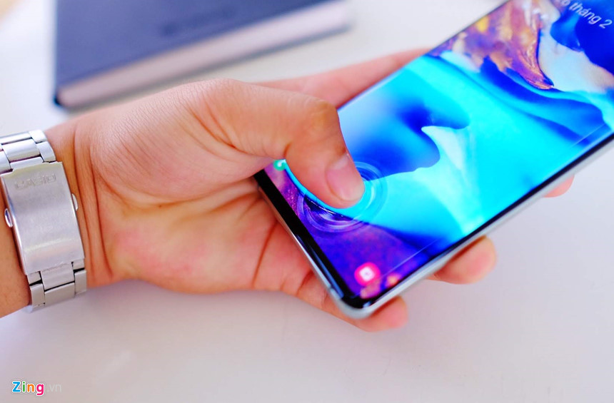 Cảm biến vân tay siêu âm được đặt ngay dưới màn hình của Galaxy S10+ cho tốc độ mở khóa nhanh và chính xác. Ngoài ra, người dùng có thể sử dụng mở khóa bằng khuôn mặt.