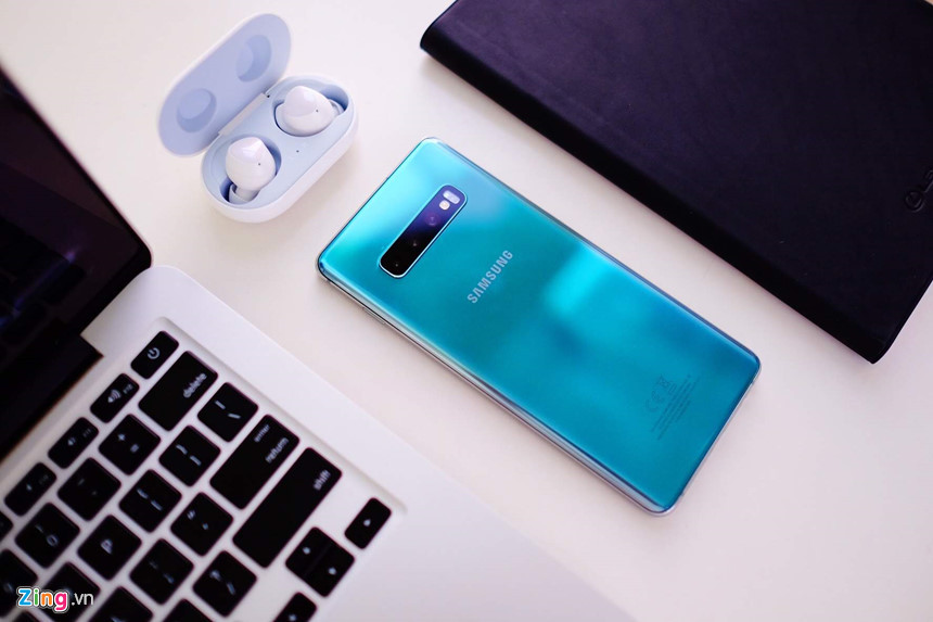 Tùy thuộc vào từng thị trường, máy sẽ được trang bị chip Snapdragon hay Exynos. Tại Việt Nam, Galaxy S10+ dùng chip Exynos 9820 8 nhân, RAM 8 GB và bộ nhớ trong lên 128 GB, đồng thời vẫn hỗ trợ mở rộng bằng thẻ nhớ.