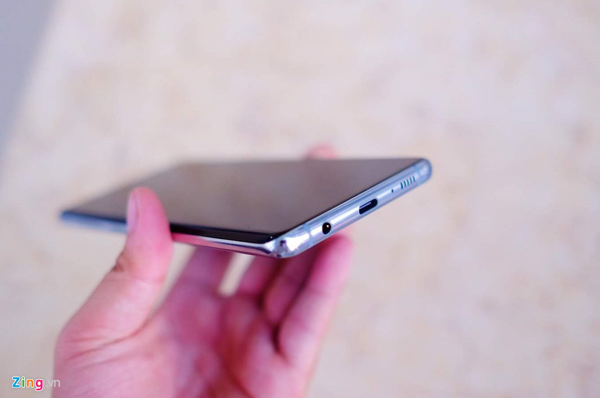 Samsung vẫn tiếp tục sử dụng jack cắm tai nghe 3,5 mm. Đây là chi tiết đang dần bị các flagship trên thị trường loại bỏ dần. Tuy nhiên vẫn có một lượng khách hàng nhất định yêu thích cổng kết nối phổ biến này.