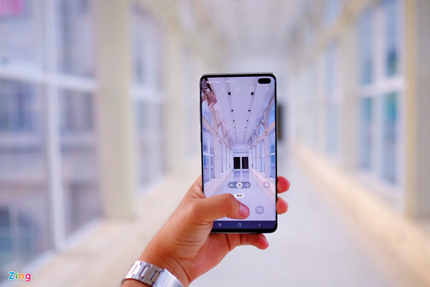 Giao diện chụp ảnh của máy khá đơn giản, người dùng có thể chuyển nhanh giữa góc thường, góc rộng và cận cảnh, zoom từ 0,5x đến 2x quang học (10x kỹ thuật số). Chế độ lấy nét động của máy bổ sung thêm các hiệu ứng như xoay, thu phóng… khá đẹp mắt. Tính năng AI camera được nâng cấp, giúp tối ưu hóa cho từng cảnh chụp khác nhau.