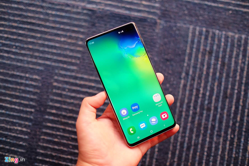 Galaxy S10+ có thiết kế khác biệt so với phiên bản tiền nhiệm. Máy có màn hình đục lỗ được Samsung gọi là Infinity-O. Viền màn hình mỏng giúp cho hình ảnh hiển thị tràn viền, camera selfie kép được giấu ở góc phải không ảnh hưởng nhiều tới hình ảnh khi trải nghiệm.