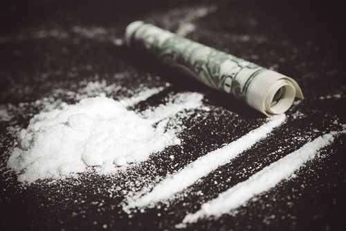Cocaine là một loại chất kích thích mạnh, tạo hưng phấn ngắn hạn. Việc dùng quá liều cocaine ảnh hưởng đến tim, làm tăng nhịp tim và huyết áp rất nguy hiểm, có thể gây đột tử.
