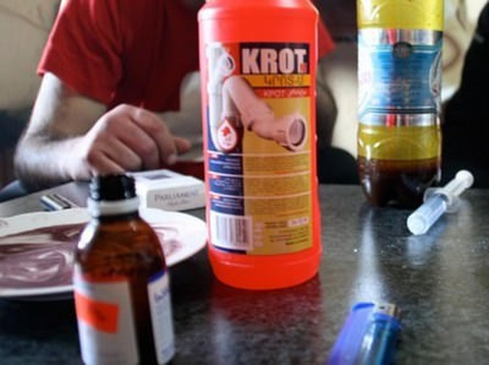 Desomoprhine, còn gọi là Krokodil, một chất dẫn xuất của morphine. Những người nghiện krokodil sẽ phải đối mặt với tác hại cực kỳ khủng khiếp của loại ma túy này trong thời gian rất ngắn. Krokodil gây hại trên các mô mềm như da, bắt đầu từ những vảy tróc như cá sấu sau đó là lở loét, hoại tử và thối rữa chân, tay.