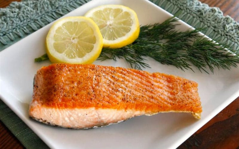 2. Cá hồi chứa nhiều axít béo omega 3 giúp làm giảm viêm phổi đáng kể và cơ thể người ăn cá hồi thường xuyên có khả năng khuẩn cao và có thể sống chung với người mắc bệnh phổi. Ngoài cá hồi, các loại cá thu, cá mòi và cá trích đều rất tốt cho bạn lá phổi khỏe mạnh.