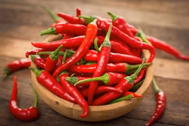 11. Ớt chứa nhiều capsaicin giúp kích thích bài tiết và bảo vệ lớp niêm mạc ở đường hô hấp trên và đường hô hấp dưới. Vì vậy, nên thêm chút ớt cay vào chế biến bữa ăn hàng ngày và uống trà có hương vị caylà cách tốt nhất để loại bỏ các triệu chứng hen suyễn, duy trì một lá phổi xanh một cách tự nhiên.