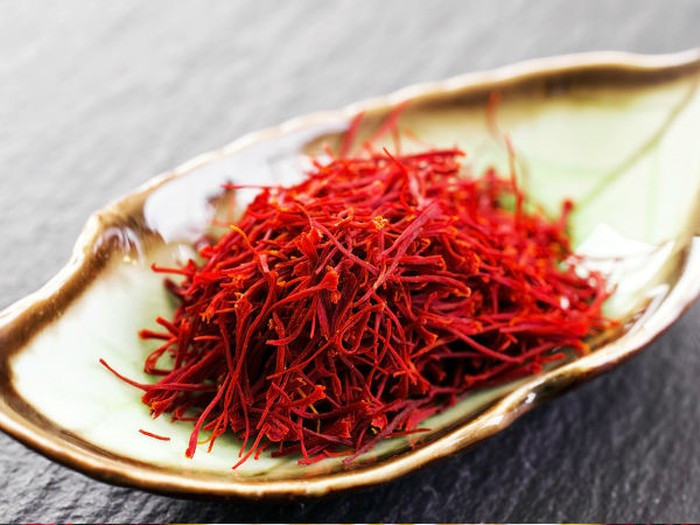 Nhụy hoa nghệ tây đi kèm với các tính chất chống trầm cảm. Nó cũng có thể làm giảm tính khí thất thường trong thời kỳ tiền kinh nguyệt.